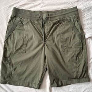 Naturals size 18 khaki green cargo shorts/lightweight, comfortable waist